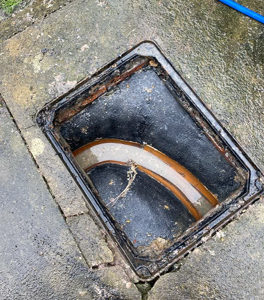 Desentupimento de caixas de saneamento e coretes exteriores - Limpeza profunda com equipamento especializado.